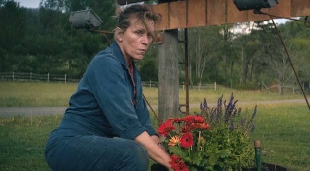 “Tre manifesti a Ebbing. Missouri”: pluripremiata parodia dell’eroe vendicatore. Recensione