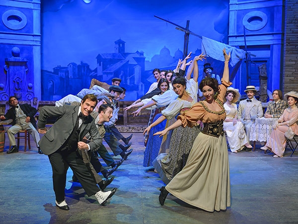 Teatro Sistina. “Il Conte Tacchia”, un successo con Enrico Montesano. Recensione