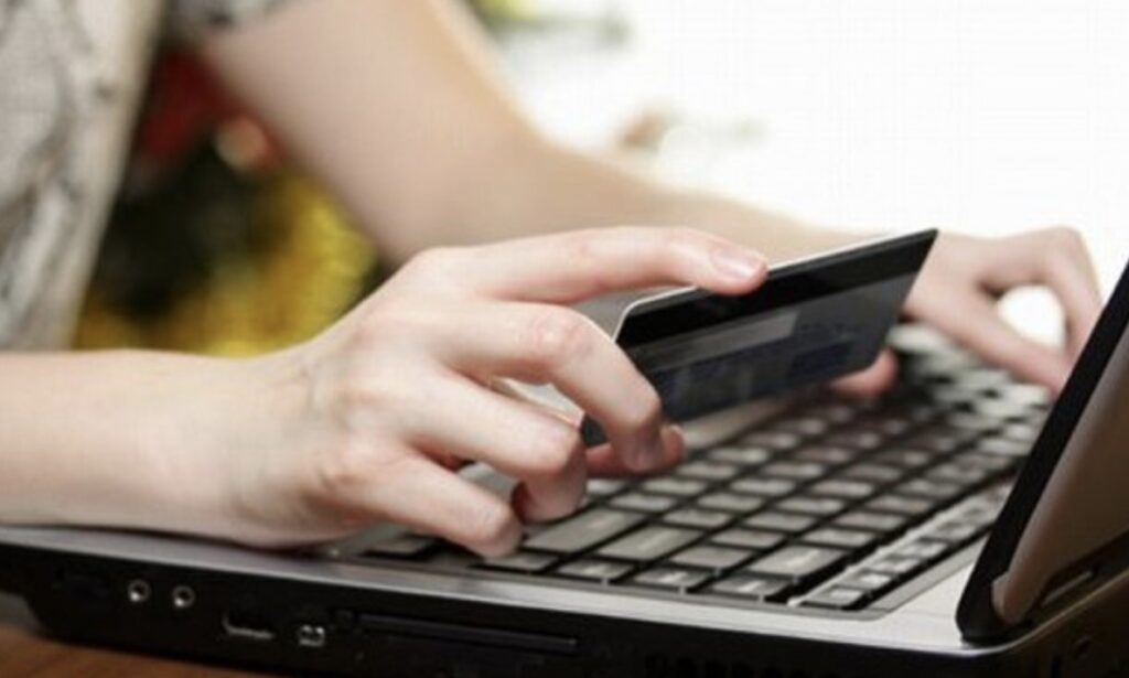Acquisti online: il 50% degli italiani utilizza gli e-commerce