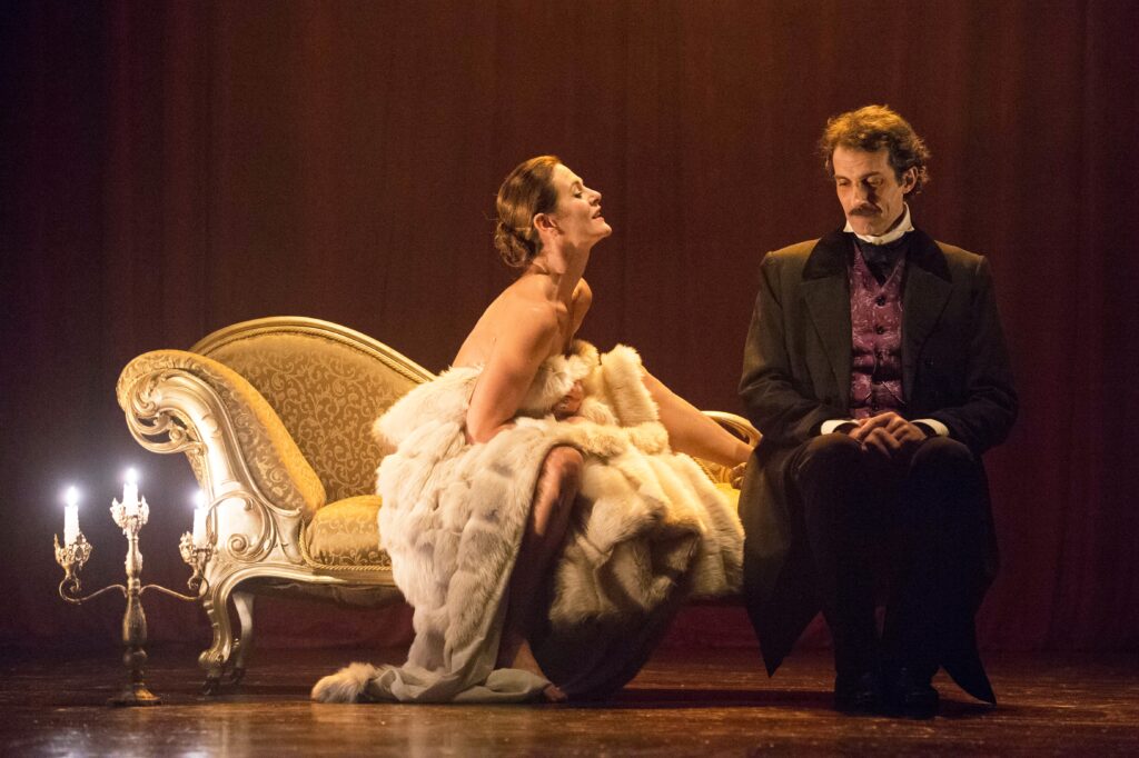Teatro Quirino. “La signora delle Camelie” in affascinante essenzialità. Recensione
