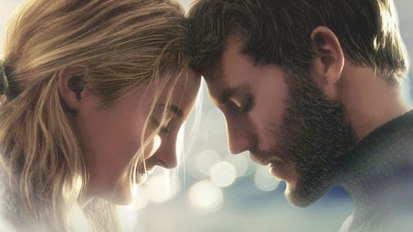 “Resta con me”, storia vera di due skipper innamorati alla deriva nel Pacifico. Recensione