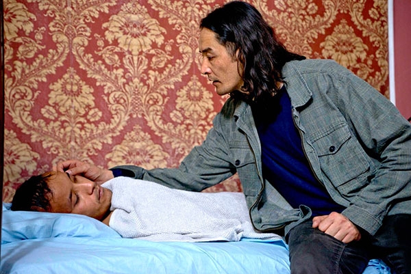 “Sembra mio figlio”, vera e coinvolgente odissea di una madre e un figlio separati dalla migrazione. Recensione.