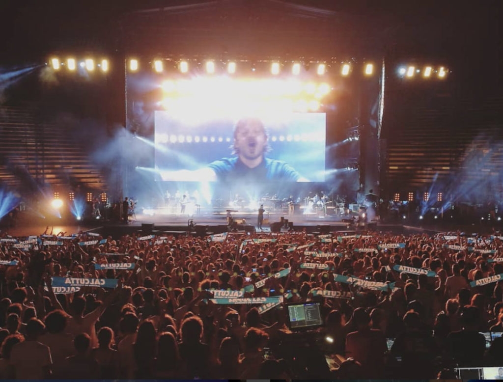 “Calcutta. Tutti in piedi” dall’arena di Verona al cinema