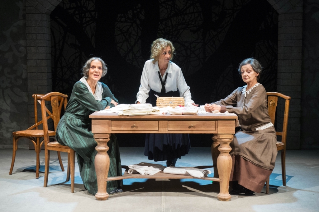Teatro Quirino. “Sorelle materassi”, la perdizione nel ricamo d’una vita a punto croce