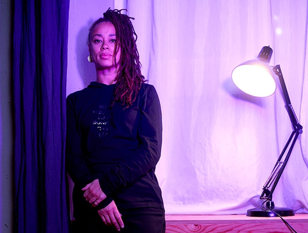 Riflettere sull’oggi guardando a ieri. I processi decoloniali nell’opera di Jeannette Ehlers. Intervista