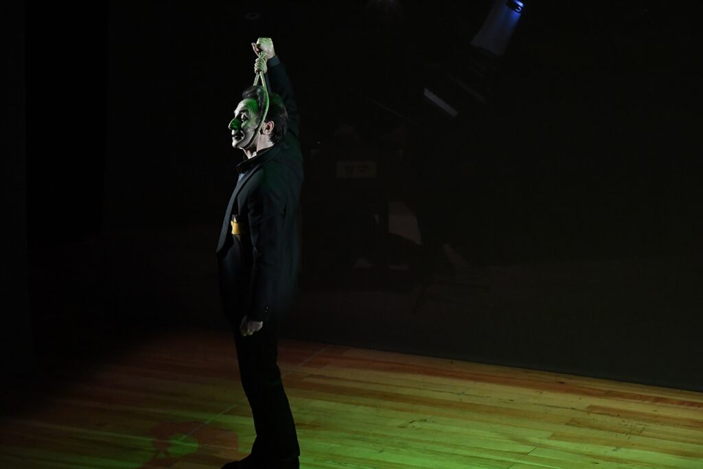 Teatro. “Grotesk. Ridere rende liberi”, eco del nostro presente
