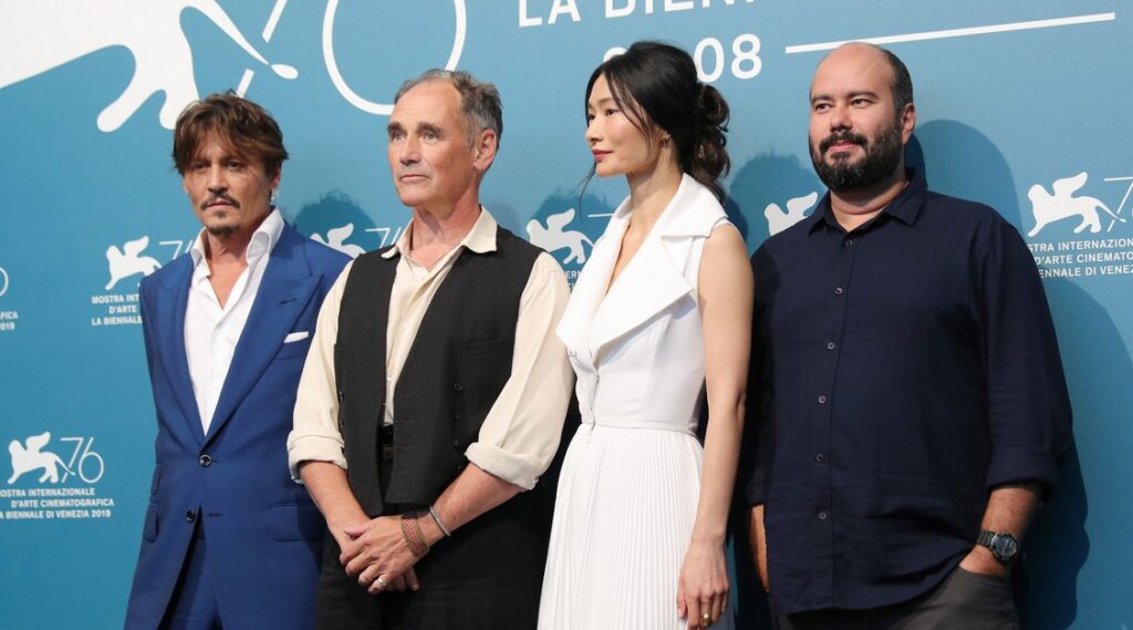 Venezia 76. “Waiting for the barbarians”,  metafora sul potere che usa l’odio e quello dell’accoglienza