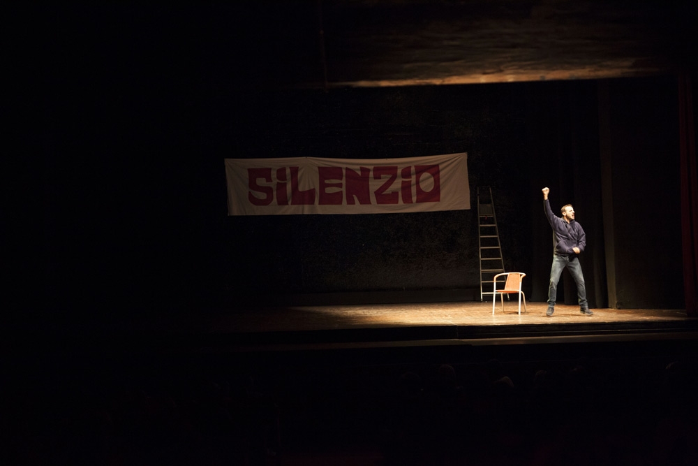 Teatro Ghione. “Ago: capitano silenzioso”, di e con Ariele Vincenti nei panni del mitico calciatore
