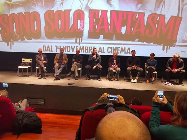 “Sono solo fantasmi”, De Sica e il primo cinepanettone con farcitura horror