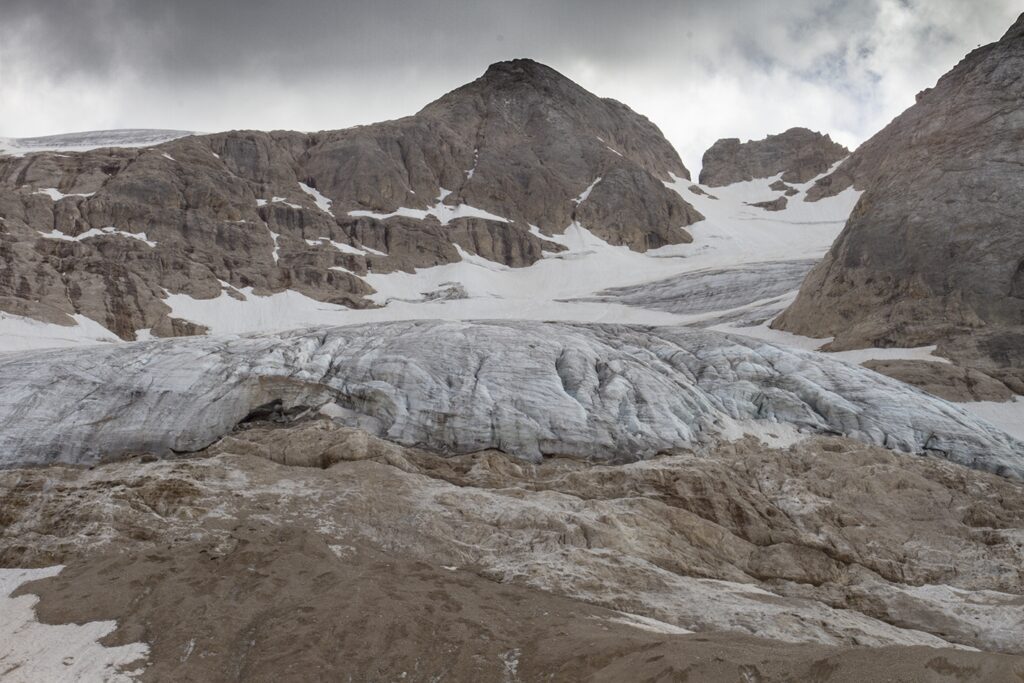 A rischio il ghiacciaio della Marmolada. I ricercatori: “Tra 25-30 anni non ci sarà più”