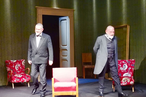 Piccolo Eliseo: “Le braci”, le ceneri di un mondo al tramonto