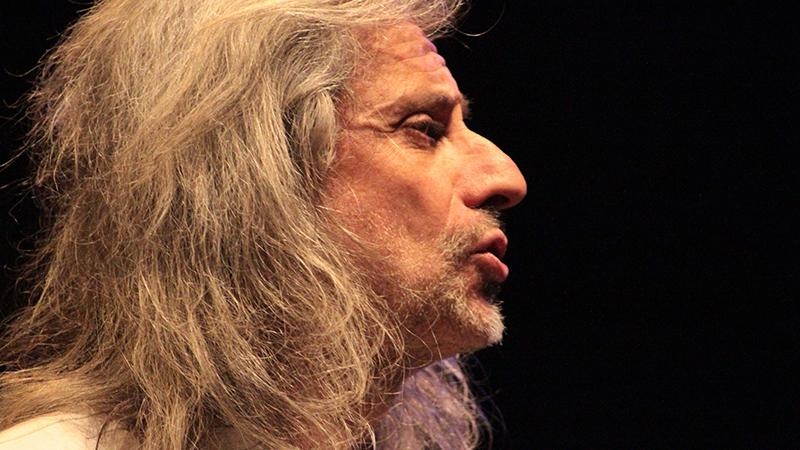 Teatro Vittoria. Alessandro Bergonzoni in un recital dove davvero “Trascendi e Sali”. Da non perdere