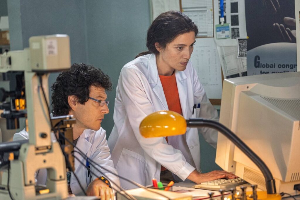 “Trafficante di virus”, un film racconta le traversie della virologa Ilaria Capua