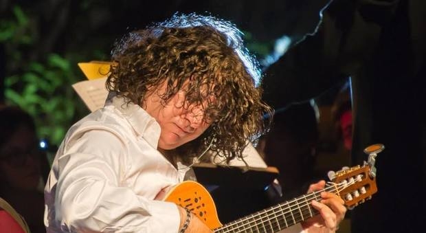 Teatro Vittoria. Giandomenico Anellino in “Una chitarra d’autore” scalda la platea