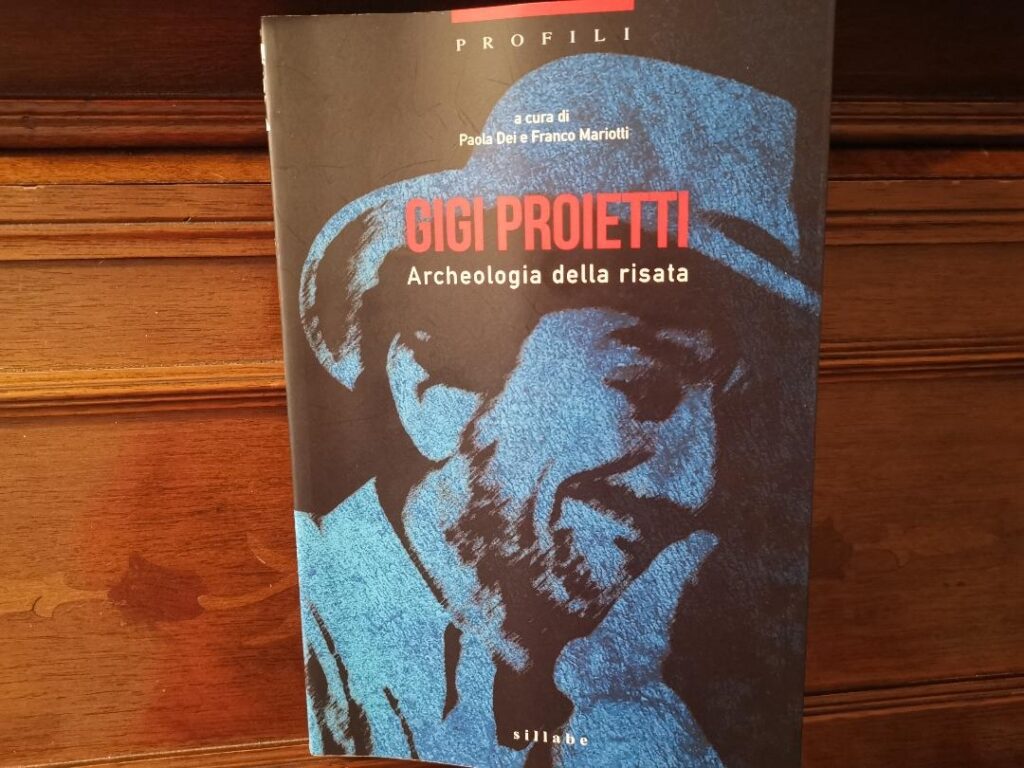 Libri.“Gigi Proietti Archeologia della risata”, un ritratto a più voci a cura di Paola Dei e Franco Mariotti