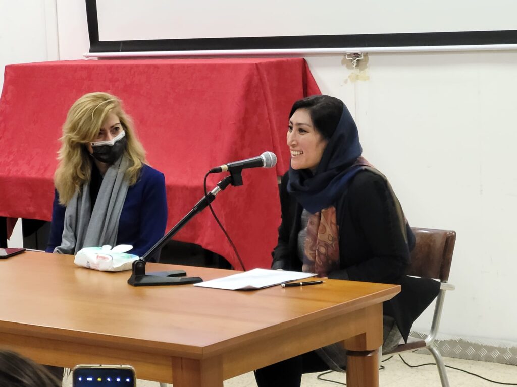 “Non vogliamo essere dimenticate”: un libro per combattere gli abusi sulle donne afghane vittime dei Talebani