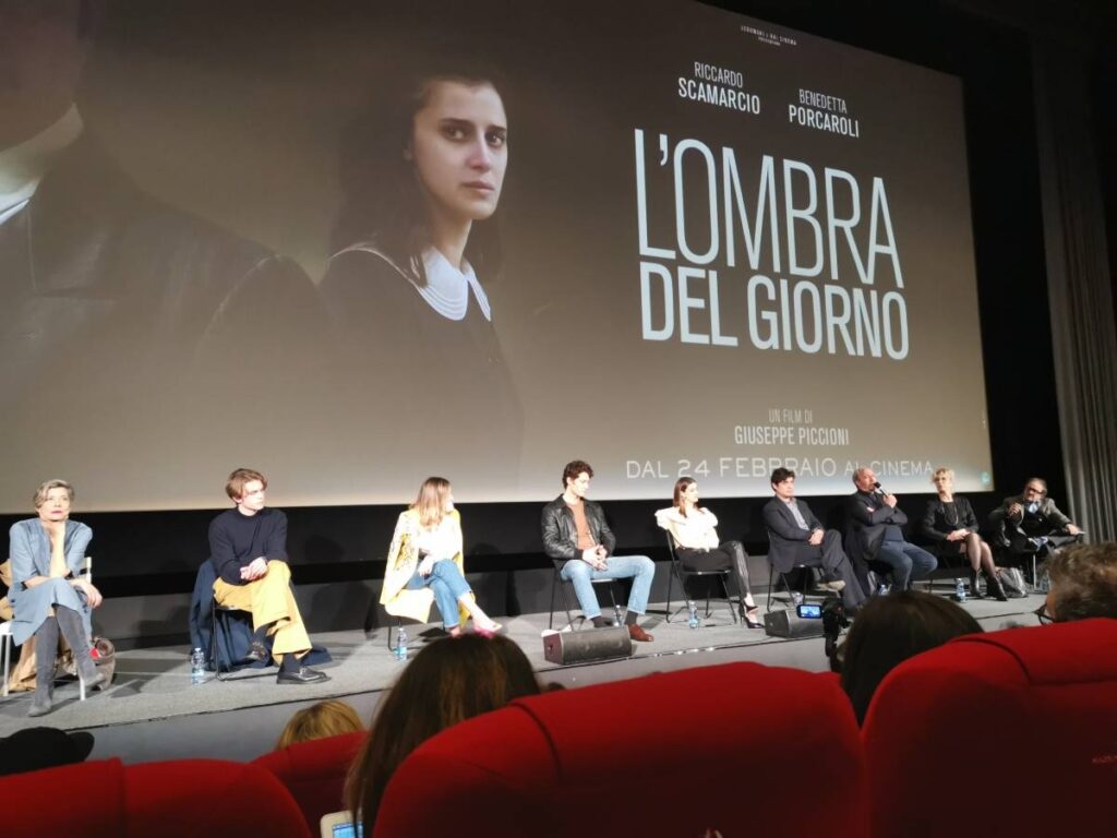 “L’ombra del giorno”. Piccioni: “Kammerspiel non claustrofobico”, per raccontare l’amore a rischio della vita