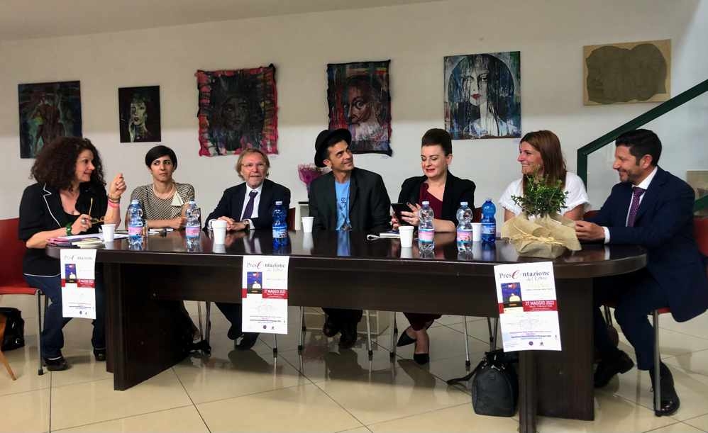 Editoria, Di Giovanni e Cafiero presentano “Phoenix”: sala gremita e tanti consensi, per un evento tra arte e musica, a favore dei più fragili