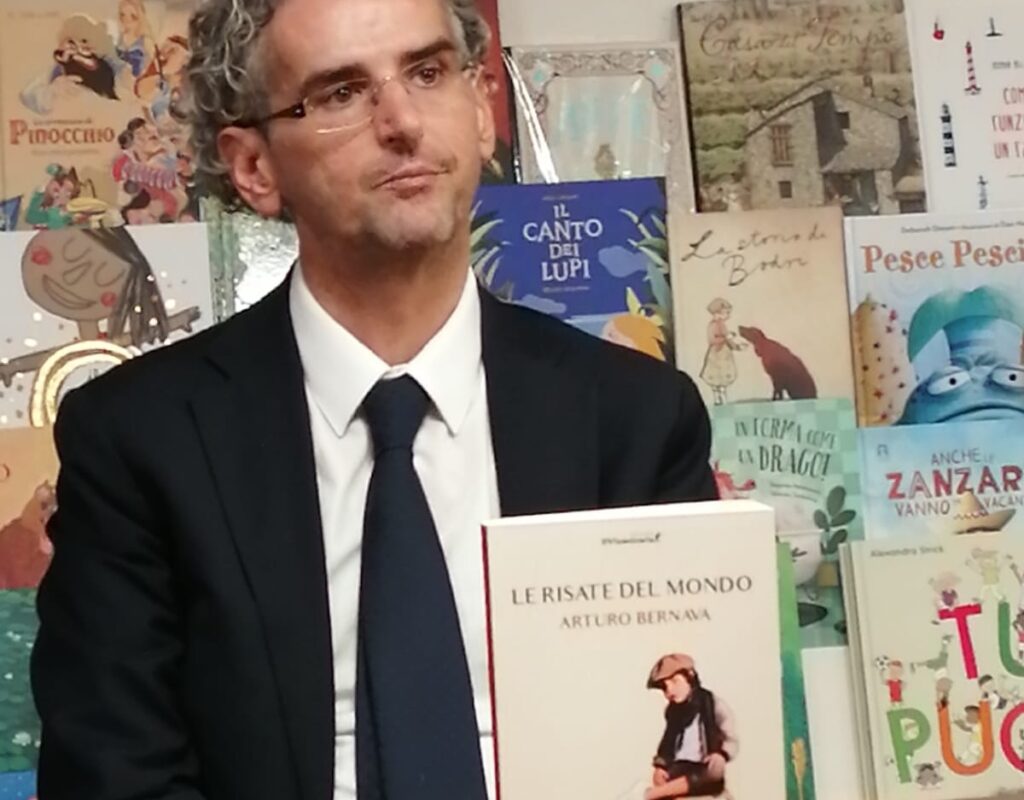 Arturo Bernava, scrittore e giornalista racconta “Le risate del mondo”: il suo nuovo romanzo storico, intriso di emozioni e suspense