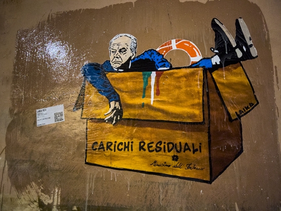 “Piantedosi, carico residuale”: la nuova opera della street artist Laika