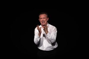 “Mumble mumble 2” Lo spettacolo scritto e interpretato da Emanuele Salce evidenzia la rara capacità di mettersi a nudo con autoironia