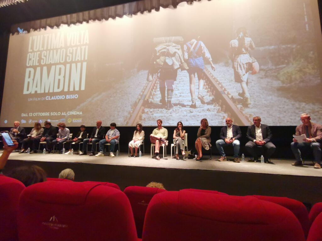Film. “L’ultima volta che siamo stati bambini”, felice esordio alla regia di Claudio Bisio