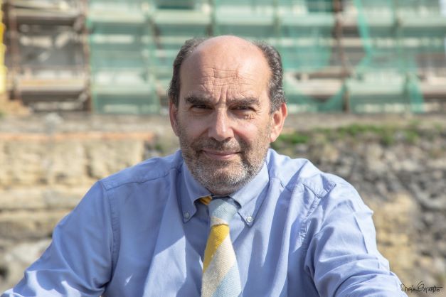 Bonagura, attore di “Mare fuori” e romanziere premiato, ospite di “Parlami di te” su Radio prima rete