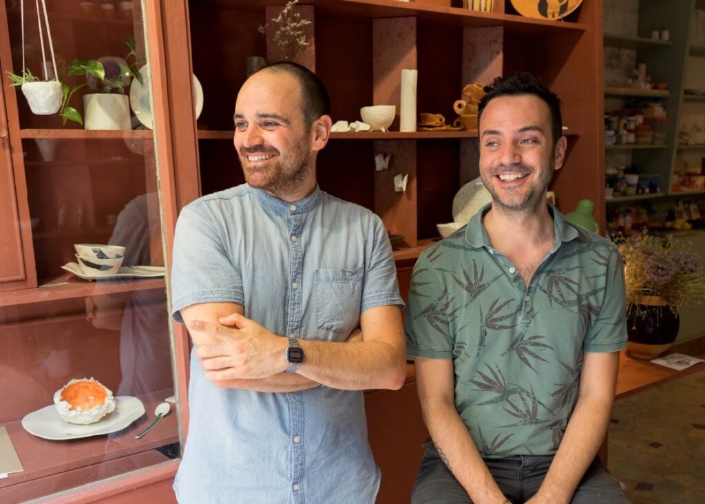 L’impegno socio-politico attraverso la familiarità della ceramica. Intervista a ÙTOL