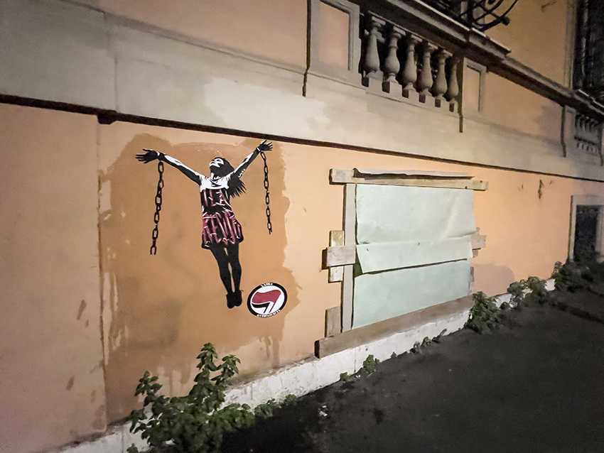 Laika dedica la nuova opera a Ilaria Salis a due passi dall’ambasciata d’Ungheria