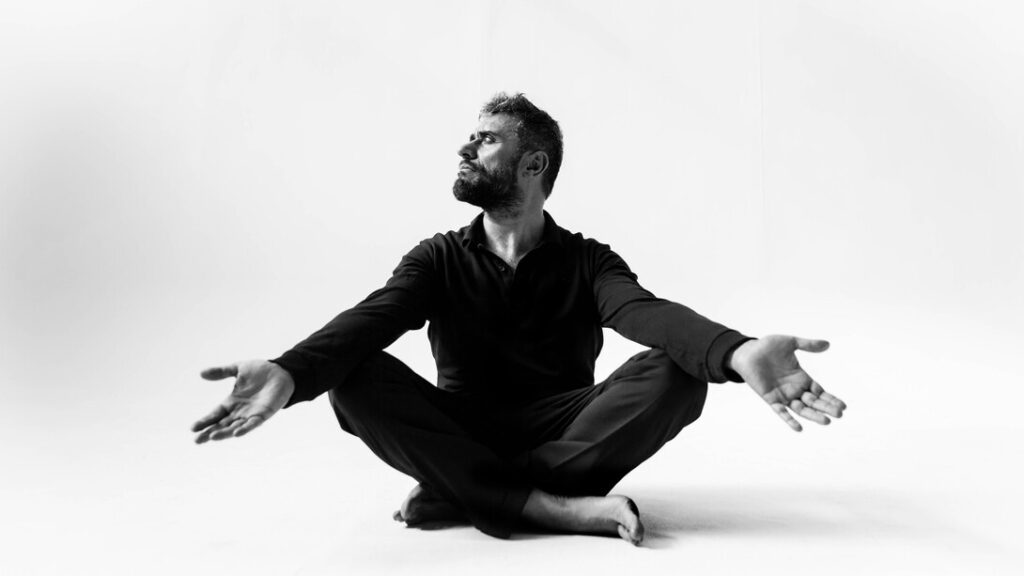A colloquio con Roberto Michelangelo Giordi: cantautore e scrittore al debutto teatrale con “L’infinito dei campi di grano”