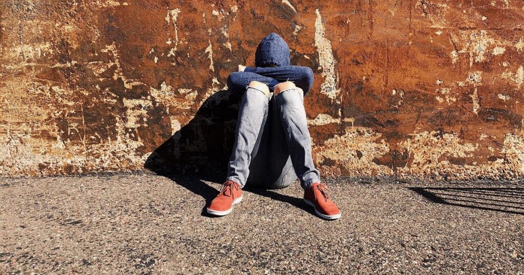 Ritiro sociale negli adolescenti italiani: l’allarme hikikomori e i fattori di rischio