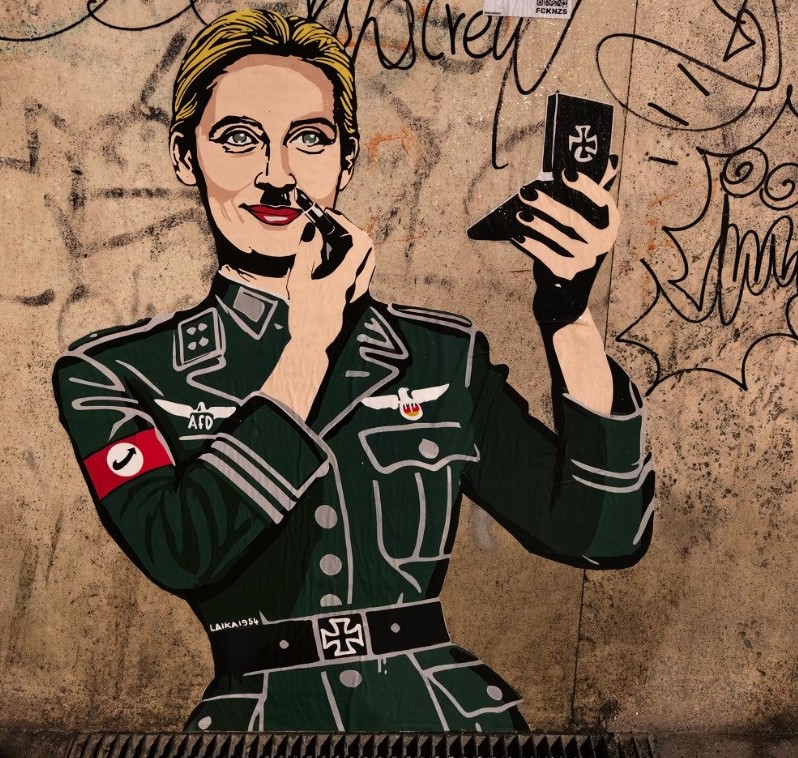 Laika. “Die Rückkehr – Il Ritorno”, la street artist raffigura il volto del nuovo nazismo