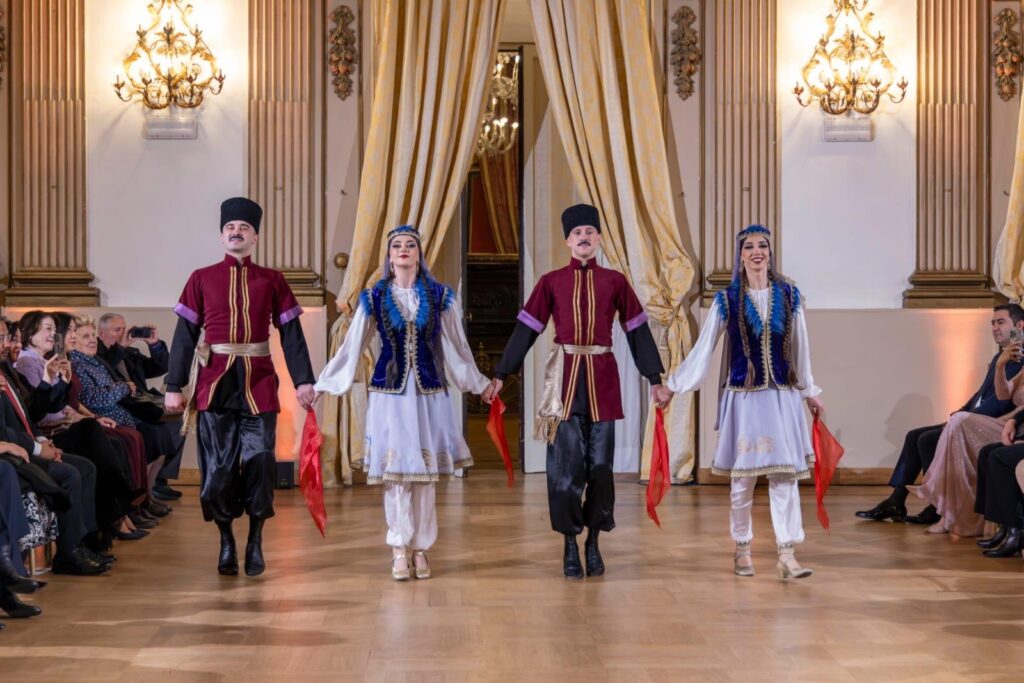 A Roma tra colori e danze sfilano gli abiti azerbaigiani 