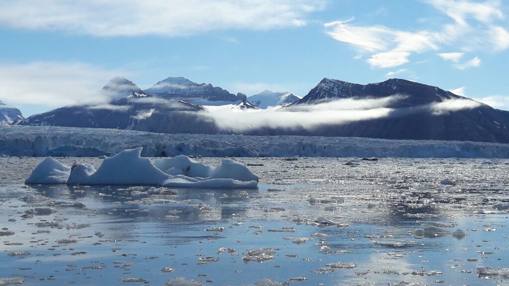Farmaci e cosmetici nelle acque artiche: contaminato il fiordo delle Svalbard