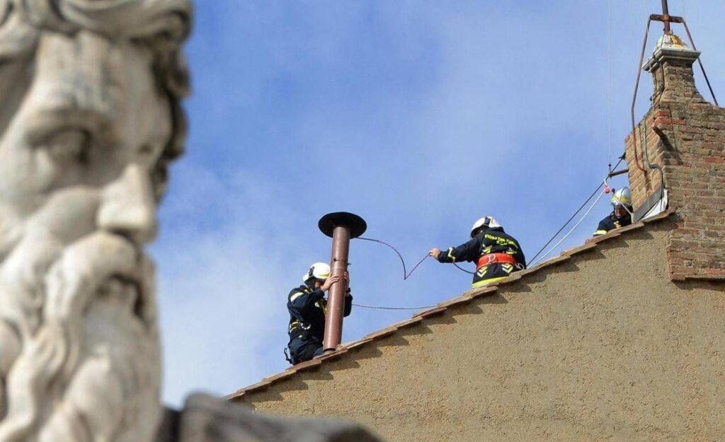 Tra due giorni Conclave. Intanto “Habemus comignolum”